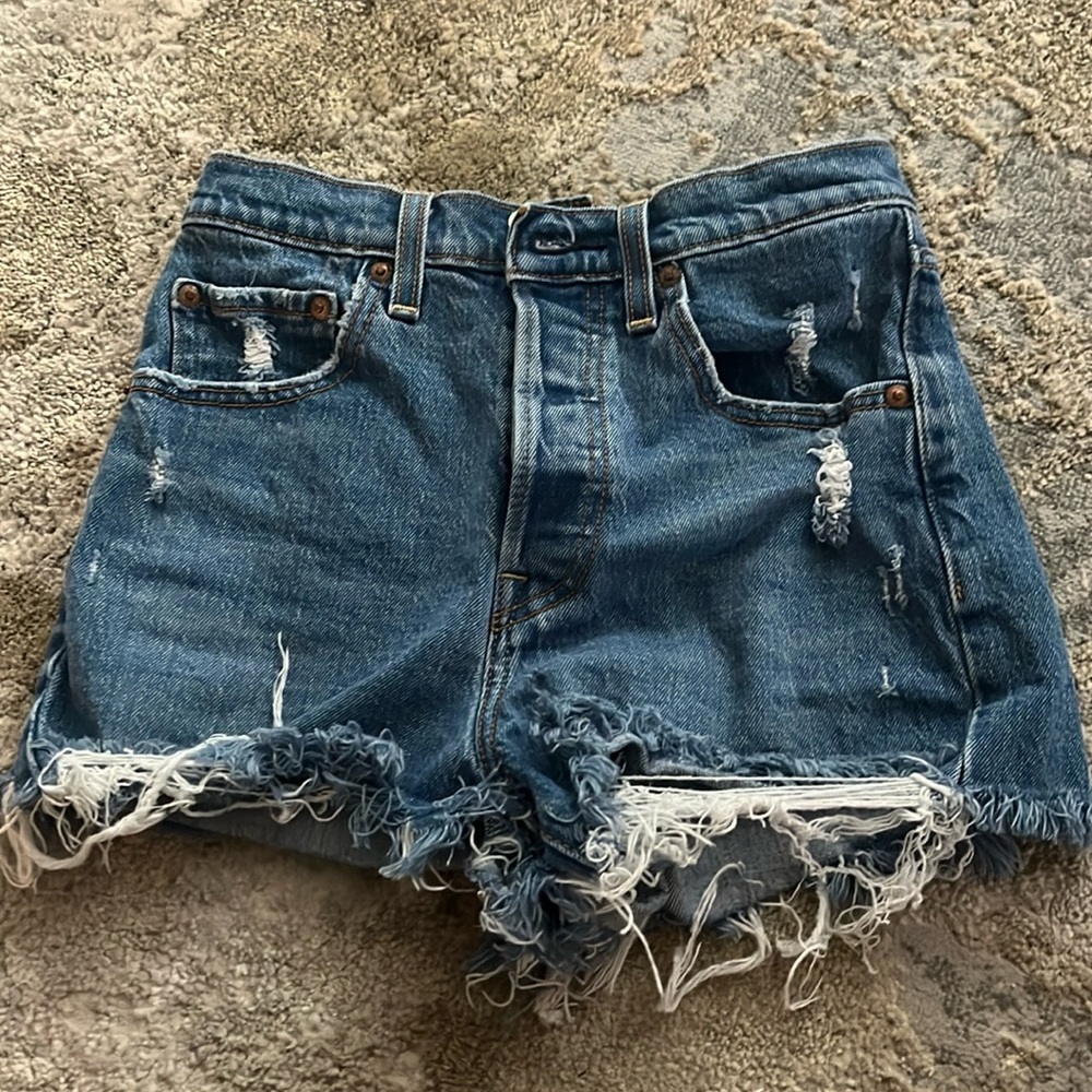 Levi’s rib cage Jean shorts darker wash